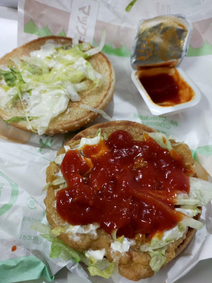mayuchavv's tweet photo. スパチキが食べられなくなって久しいので

今だけ食べられるスパチキアレンジしてみた！！

材料はこちら！
マックチキン×1
ホットチリガーリックソース×1
※名前長いから以下ではHCGと称す https://t.co/FV2OSEpx3z