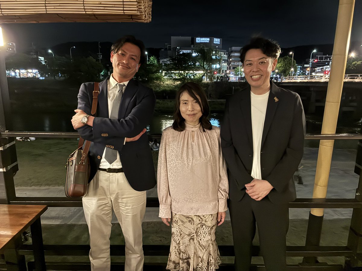 yoshiyuki79's tweet photo. 同志社でのデニーンさんの専門家会議を終えて、かけがえのない仲間たちと鴨川を望みつつ、今後の世界のあり方、リベラリズム、日米関係について議論。立場は違えど腹を割って話せるだけの信頼関係を築けていることに感謝しかない。身体を伴って語り合う重要さを再確認できたこともデニーンさんに感謝！ https://t.co/pJkmZzLN8G