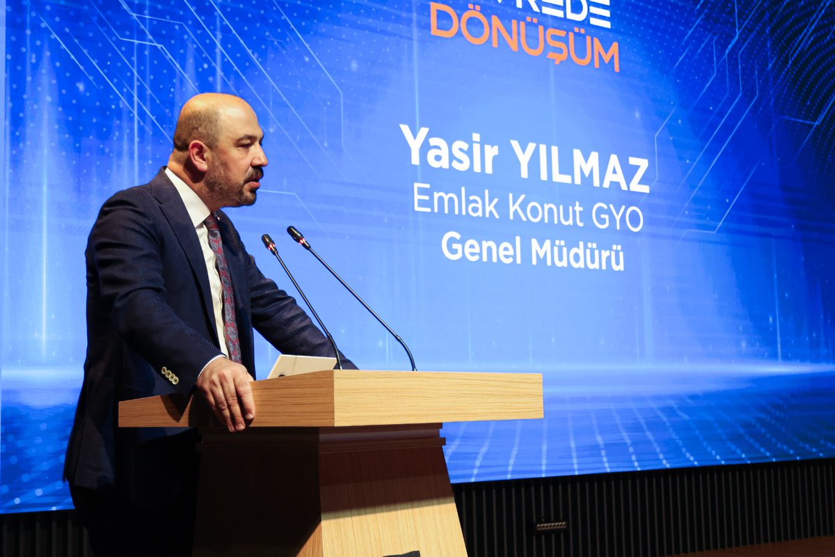 MeslekiHizmet's tweet photo. 📍 İstanbul

“Yapılı Çevrede Dönüşüm Konferansı”na Katıldık

Emlak Konut GYO Genel Müdürlüğü ve PMI Türkiye iş birliği ile 6 Haziran 2026 tarihinde İstanbul’da düzenlenen “Yapılı Çevrede Dönüşüm Konferansı”na katılım sağladık.

Emlak Konut GYO Genel Müdürü Sayın Yasir Yılmaz ve PMI Türkiye Dernek Başkanı Sayın A. Göktürk Aydın'ın açılış konuşmasıyla başlayan konferansta Genel Müdürümüz Sayın Banu Aslan, “Yapılı Çevrede Proje Yönetiminin Önemi” başlıklı konuşmasında Bakanlığımız tarafından yürütülen çalışmalara ilişkin değerlendirmelerde bulundu.

Konferans kapsamında Enerji Verimliliği ve Tesisat Dairesi Başkanımız Hüseyin Namık Sandıkcı da, “Türkiye ve Dünyada Yapılı Çevrede Yeşil Dönüşüm” başlıklı sunum gerçekleştirdi.

Kamu, özel sektör, akademi ve meslek profesyonellerini bir araya getiren konferansta; yapı sektöründeki dönüşüm süreçleri, yeni proje teslim modelleri, sürdürülebilir şehircilik yaklaşımları ile yapılı çevrede dijital, yeşil, yönetsel ve tasarımsal dönüşüm konuları ele alındı.

@baslan06 
@yilmazyasir @MeslekiHizmet @PMInstitute  #EmlakKonut #EKGYO #ProjeYönetimi #mimar #inşaatmühendisi #SürdürülebilirŞehirler #YeşilDönüşüm #EnerjiVerimliliği #Şehircilik #TürkiyeYüzyılı