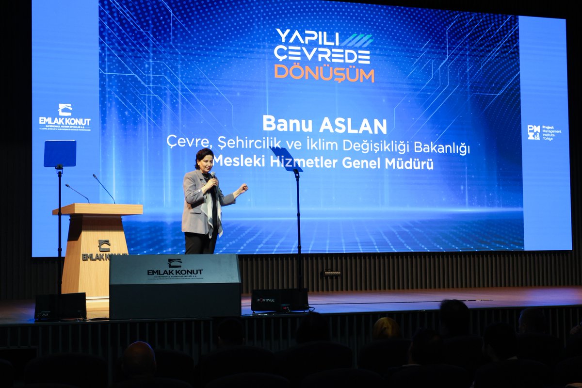 MeslekiHizmet's tweet photo. 📍 İstanbul

“Yapılı Çevrede Dönüşüm Konferansı”na Katıldık

Emlak Konut GYO Genel Müdürlüğü ve PMI Türkiye iş birliği ile 6 Haziran 2026 tarihinde İstanbul’da düzenlenen “Yapılı Çevrede Dönüşüm Konferansı”na katılım sağladık.

Emlak Konut GYO Genel Müdürü Sayın Yasir Yılmaz ve PMI Türkiye Dernek Başkanı Sayın A. Göktürk Aydın'ın açılış konuşmasıyla başlayan konferansta Genel Müdürümüz Sayın Banu Aslan, “Yapılı Çevrede Proje Yönetiminin Önemi” başlıklı konuşmasında Bakanlığımız tarafından yürütülen çalışmalara ilişkin değerlendirmelerde bulundu.

Konferans kapsamında Enerji Verimliliği ve Tesisat Dairesi Başkanımız Hüseyin Namık Sandıkcı da, “Türkiye ve Dünyada Yapılı Çevrede Yeşil Dönüşüm” başlıklı sunum gerçekleştirdi.

Kamu, özel sektör, akademi ve meslek profesyonellerini bir araya getiren konferansta; yapı sektöründeki dönüşüm süreçleri, yeni proje teslim modelleri, sürdürülebilir şehircilik yaklaşımları ile yapılı çevrede dijital, yeşil, yönetsel ve tasarımsal dönüşüm konuları ele alındı.

@baslan06 
@yilmazyasir @MeslekiHizmet @PMInstitute  #EmlakKonut #EKGYO #ProjeYönetimi #mimar #inşaatmühendisi #SürdürülebilirŞehirler #YeşilDönüşüm #EnerjiVerimliliği #Şehircilik #TürkiyeYüzyılı