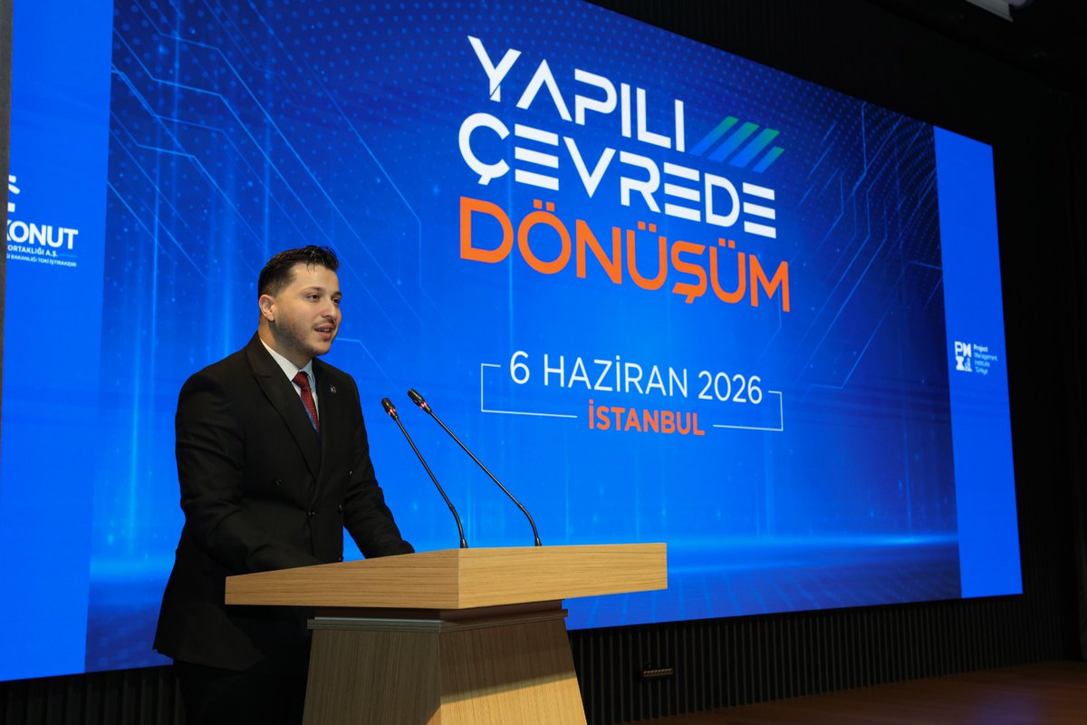 MeslekiHizmet's tweet photo. 📍 İstanbul

“Yapılı Çevrede Dönüşüm Konferansı”na Katıldık

Emlak Konut GYO Genel Müdürlüğü ve PMI Türkiye iş birliği ile 6 Haziran 2026 tarihinde İstanbul’da düzenlenen “Yapılı Çevrede Dönüşüm Konferansı”na katılım sağladık.

Emlak Konut GYO Genel Müdürü Sayın Yasir Yılmaz ve PMI Türkiye Dernek Başkanı Sayın A. Göktürk Aydın'ın açılış konuşmasıyla başlayan konferansta Genel Müdürümüz Sayın Banu Aslan, “Yapılı Çevrede Proje Yönetiminin Önemi” başlıklı konuşmasında Bakanlığımız tarafından yürütülen çalışmalara ilişkin değerlendirmelerde bulundu.

Konferans kapsamında Enerji Verimliliği ve Tesisat Dairesi Başkanımız Hüseyin Namık Sandıkcı da, “Türkiye ve Dünyada Yapılı Çevrede Yeşil Dönüşüm” başlıklı sunum gerçekleştirdi.

Kamu, özel sektör, akademi ve meslek profesyonellerini bir araya getiren konferansta; yapı sektöründeki dönüşüm süreçleri, yeni proje teslim modelleri, sürdürülebilir şehircilik yaklaşımları ile yapılı çevrede dijital, yeşil, yönetsel ve tasarımsal dönüşüm konuları ele alındı.

@baslan06 
@yilmazyasir @MeslekiHizmet @PMInstitute  #EmlakKonut #EKGYO #ProjeYönetimi #mimar #inşaatmühendisi #SürdürülebilirŞehirler #YeşilDönüşüm #EnerjiVerimliliği #Şehircilik #TürkiyeYüzyılı