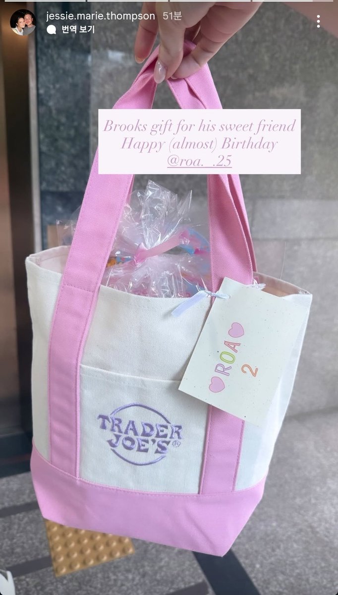 gpals888's tweet photo. 브룩스가 로아 생일 선물 준대 ㅋㅋㅋㅋㅋㅋㅋㅋㅋ https://t.co/ldgTiPcjVR