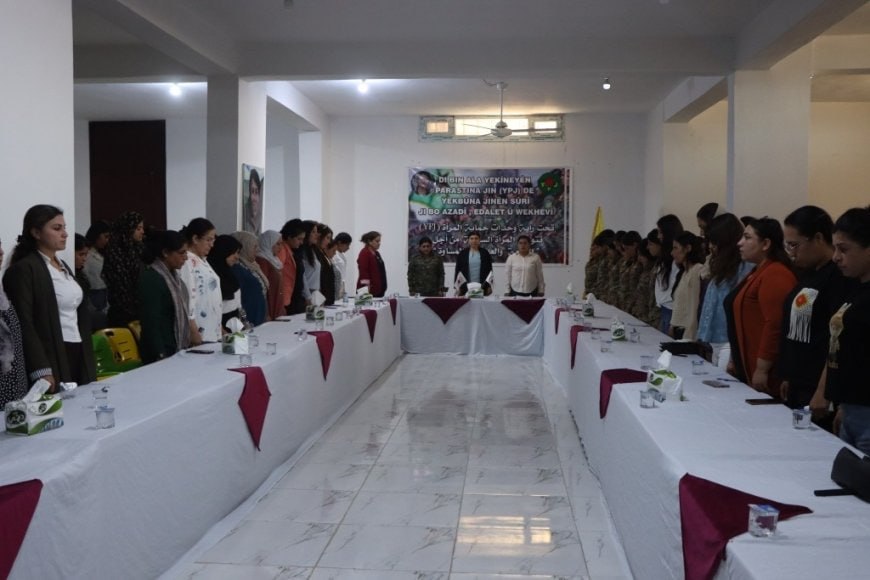 RojavaGundem4's tweet photo. 📍YPJ ve siyasi partiler tarafından 'Kadınların Yeni Suriye'nin İnşasındaki Rolü' başlıklı bir panel düzenledi.

https://t.co/40HcqKMRm0 https://t.co/SEpuht39Fq