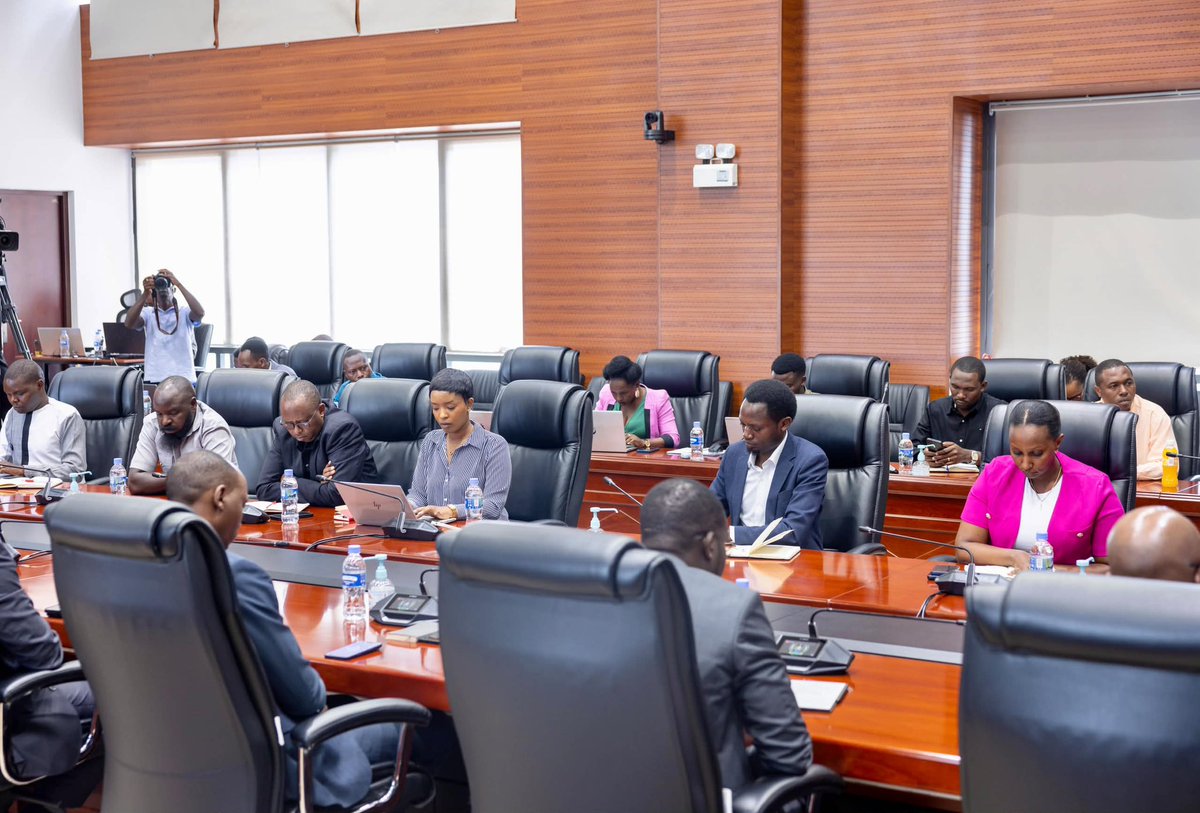 RwandaGov's tweet photo. Uyu munsi Minisitir w’Intebe ari kugirana ikiganiro n’itangazamakuru kiri kubera mu Biro bye.

Iki kiganiro kiri kugaruka ku ishusho y’ubukungu n’ubuzima bw’Igihugu muri rusange. https://t.co/IKQPpBDb2w
