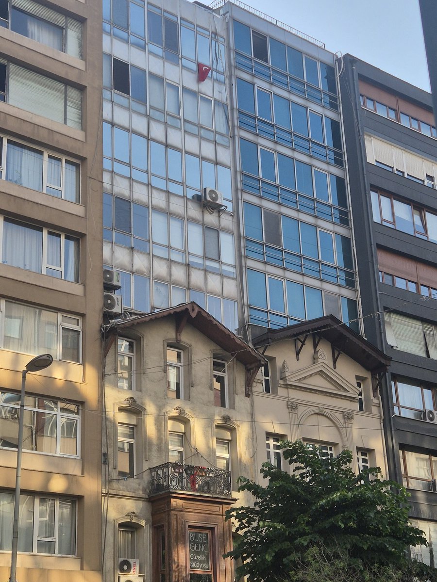 ozlfedai's tweet photo. "Lüküs Hayat"ta "Şişli'de bir apartıman yoksa eğer halin yaman" denir ya, Osmanbey ile Şişli Camii arasında Halaskârgazi Caddesindeki bu yapı; 19.yy'dan bu yana hazırlıksız şekilde yüksek voltajlı  modernizmle  çarpılmış olan memleketimizde,  modernleşmenin geleneğin üzerinde nasıl bir kambur oluşturduğunun  ispatlarından sadece biri.