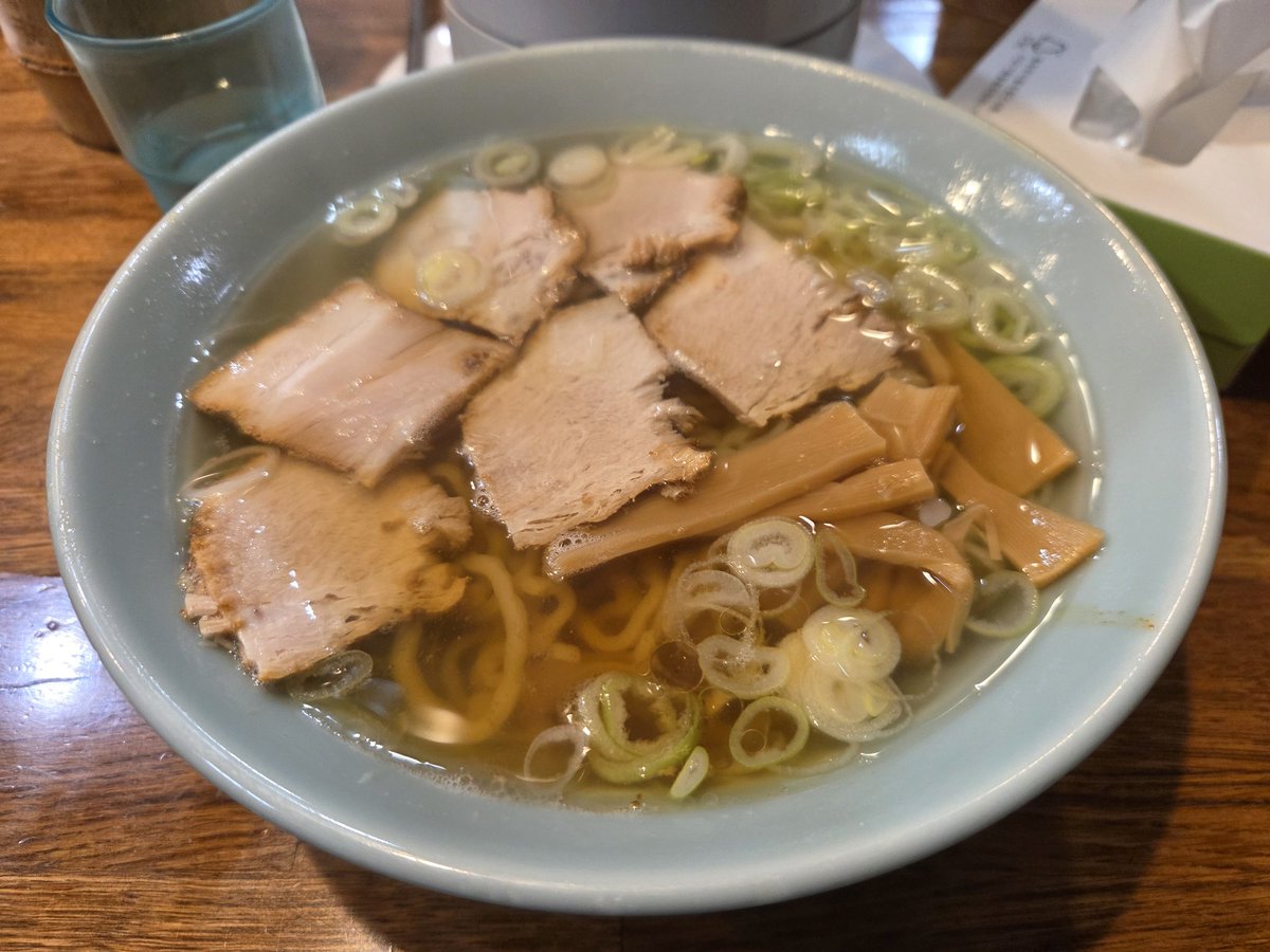 ganocchi's tweet photo. で、ホテルへ戻る途中、たまたま出くわしたラーメン屋に、シメでいっとくかと立ち寄り。
丸信ラーメン 駅前店
チャーシューメン1100円
もちろん初訪問。スープに醤油ダレを落としただけで撹拌もしていないような、端の方は透明なままのペラいスープ。
しかし呑んだ後の一杯としてはむしろ向いていた。
麺は佐野ラーメンのような不揃いな太めの縮れ麺。チャーシューは昔ながらの店でよくありがちな、脂身のないモモミシ感ある俺好みのもの。
一般的な評価はわからないが、個人的には呑んだ後ということもあり結構好印象。
しかし今日はラーメン2杯含め他にも散々飲み食いしちまった。
明日出発の時、革パンがキツくてボタンが閉まらないなんてことがないよう祈りながら、それでもホテル戻る前にコンビニで買った酒とツマミをやりながら眠りにつこう。