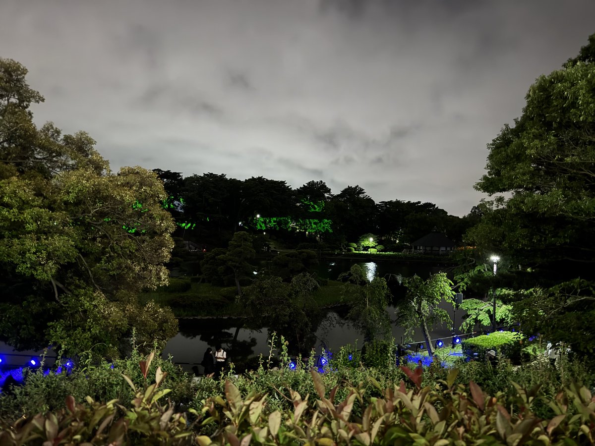 ho_ri_yu's tweet photo. 千葉公園、恐らく高校時代に部活で時間走する以来に来たのだけど、良い意味でちゃんと集客が見込める場所に変貌していて、ちょっと…いや割と驚いてた。
内容的に人を選ぶのは確かなんだけど、予想以上にちゃんと積み上げた上での『Yoha S』というイベントなんだなと感じました。
#YohaS https://t.co/9LzYmsWVNK