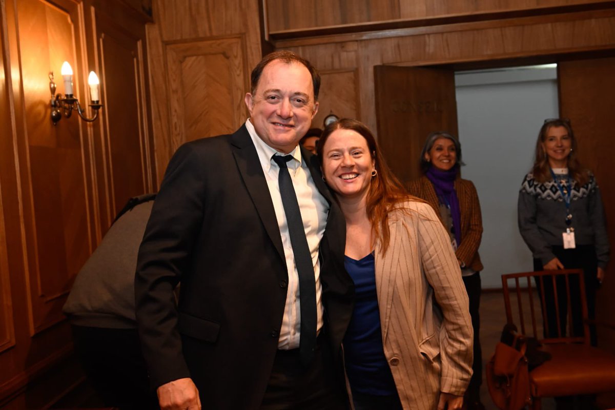 MinistroPoduje's tweet photo. Ayer nos reunimos con dirigentas de los comités Cordillera de La Reina, junto a la diputada Constanza Hube, autoridades del MINVU y del Serviu RM, para avanzar en una solución habitacional para familias vinculadas a las Fuerzas Armadas que hoy enfrentan incertidumbre respecto a su permanencia en viviendas fiscales.