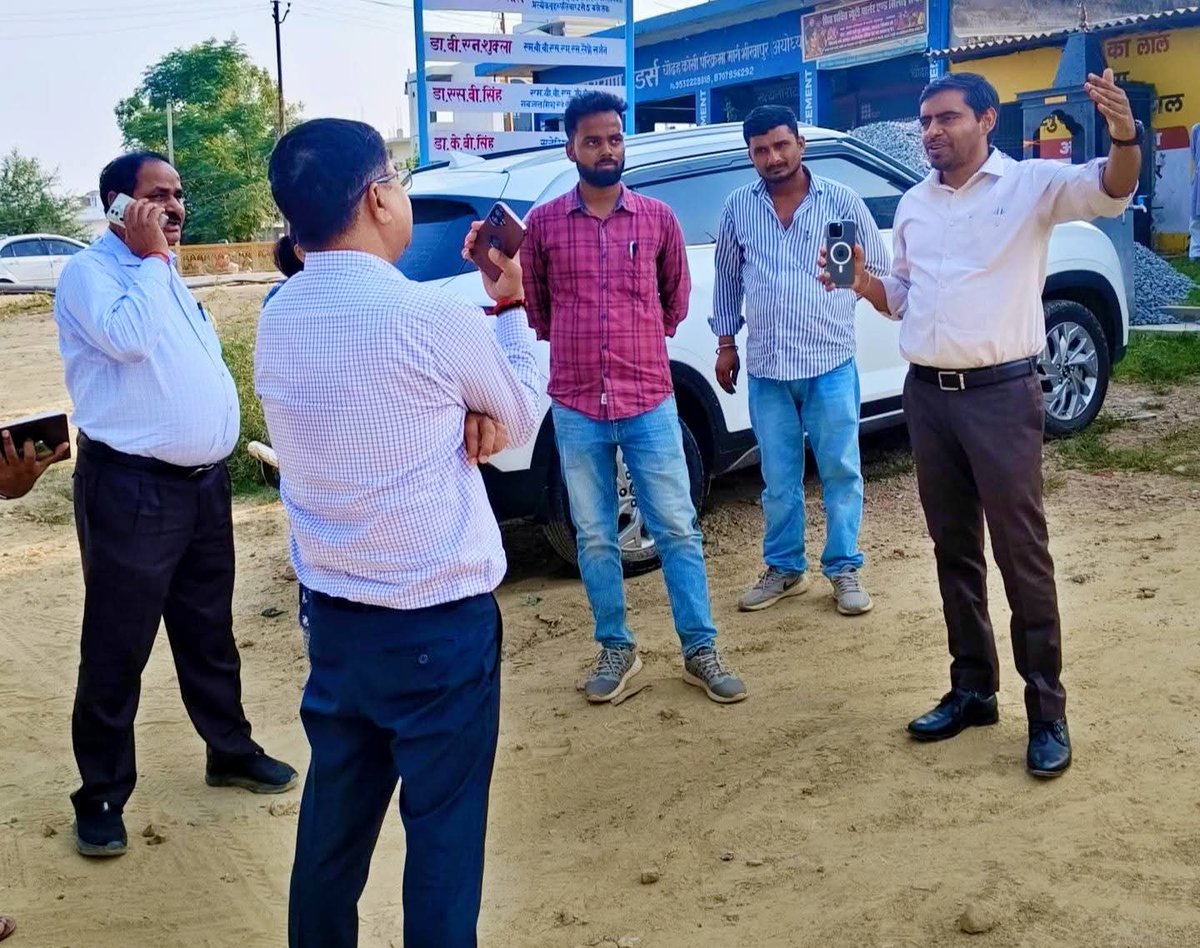 AyodhyaNgrNigam's tweet photo. आज नगर आयुक्त श्री @Jayendra_IAS द्वारा मुख्य अभियंता श्री पुनीत कुमार ओझा एवं निर्माण अनुभाग के अभियंताओं के साथ भीखापुर क्षेत्र में सीएम ग्रिड योजना अंतर्गत चयनित मार्ग के निर्माण कार्यों का स्थलीय निरीक्षण किया गया। https://t.co/K5PQ2MYJOB