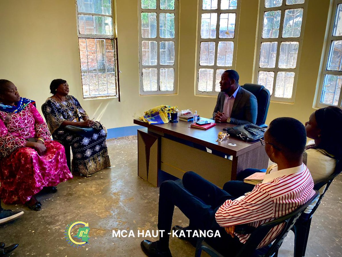 Bentshims77879's tweet photo. MCA HAUT-KATANGA 
Sous la vision du pdt national @KasongoKas,la délégation du H-k guidée par le DPA @begu_marco a reçu la délégation de la ville de kipushi et le DPA a procédé par la remise des drapeaux et des écharpes. https://t.co/I5BtS4hmNA