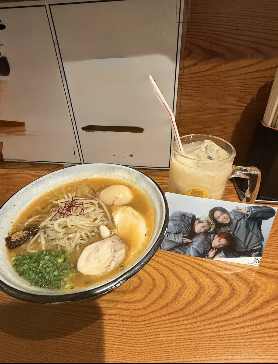 34_chaaan's tweet photo. 3人が食べに行ったラーメン屋に行ってきました！
開店前に行ってもかなり並びましたが、奇跡的に紫耀くんが座った席が空いて座ることに❤️
ここに来てたんだなぁ♡と改めて実感しながら食べるラーメンとカツゲンはいつも以上に美味しかったです🍜
#Number_i #iLYs https://t.co/CsEuO6PWUM