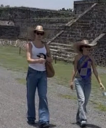BrunaAccess's tweet photo. bruna e shawn no méxico em impressionantes 3 pixels https://t.co/Yf6X63eGE0