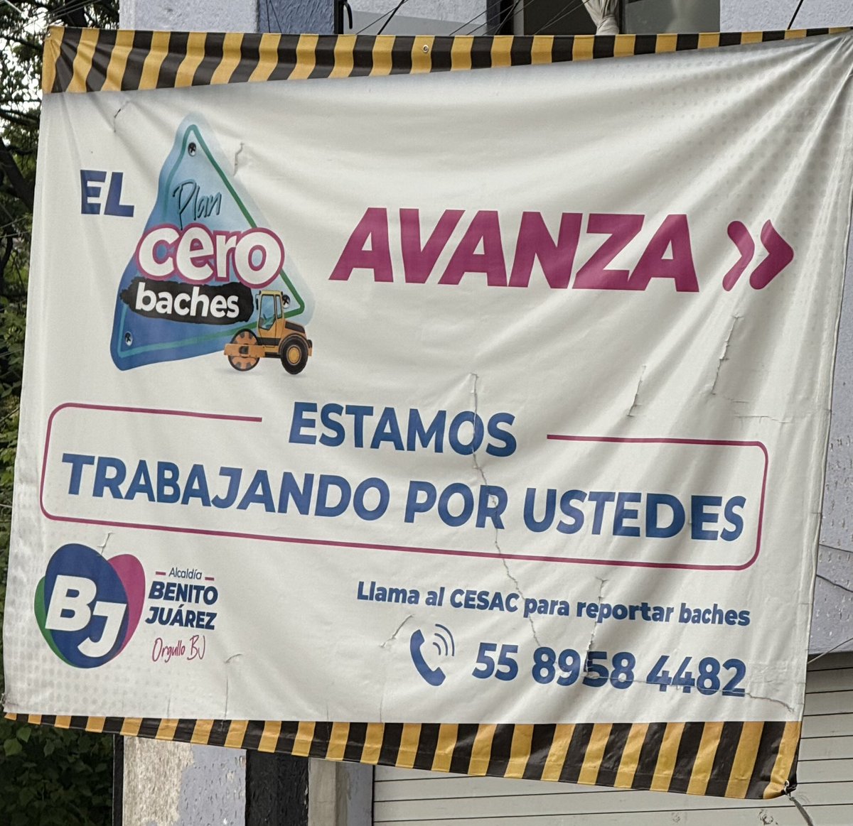 PuasGamboa's tweet photo. Como ven esta basura de propaganda en las esquinas y yo reporte dos súper baches en Patricio Sanz esq Xola y llevan ahí ya mes y medio y los de @locatel_mx solo dicen que ya está registrado y los de las @BJAlcaldia no han hecho ni madres 😂🤷🏽‍♂️🤦🏽‍♂️ chulada caray https://t.co/3noi87yiCw