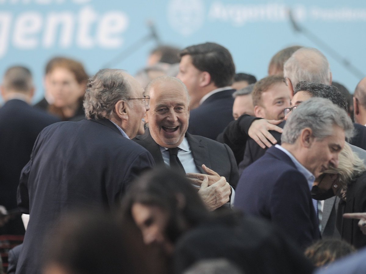 MacriElKiller's tweet photo. Los nuevos dueños de casi 900 estaciones de servicios de Shell. Uno de los dueños de Grupo América, socios de Vila (quién a su vez es socio de Sergio Tomás Massa), quienes le dieron horas de pantalla a Milei para limar a Macri ¿Casualidades? No existen https://t.co/Ih9ouRBbxC