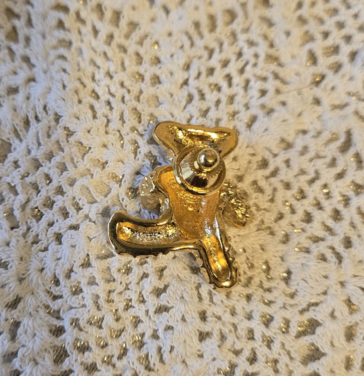 LolaPatolla's tweet photo. 🧸 POP UP AUCTION – A LITTLE COMFORT FOR DAISY & CLOVER 🧸
Starting bid $10!
This sweet vintage 1989 Avon Teddy Bear Pin is a reminder that sometimes the smallest things bring the greatest comfort.

Featuring a textured gold-tone teddy bear with sparkling rhinestone eyes and a bright red enamel bow, this charming collectible is ready for a new home. Whether you’re a teddy bear lover, vintage jewelry collector, or simply someone who believes everyone needs a little comfort now and then, this piece is sure to make you smile.

✨ Authentic vintage Avon collectible
✨ Gold-tone teddy bear design
✨ Red enamel bow accent
✨ Rhinestone eyes
✨ Perfect for jackets, scarves, hats, or display
Donated by @ElkeHollings 🩵
For Daisy and her puppies—and especially sweet Clover, who fought so hard and was loved so deeply—this little teddy bear feels especially fitting. ❤️

🐾 100% of proceeds benefit Mama Daisy and her puppies.

Bidding ends Sunday at 9:00 PM EST.
Place your bid in the comments! 🧸🐾❤️