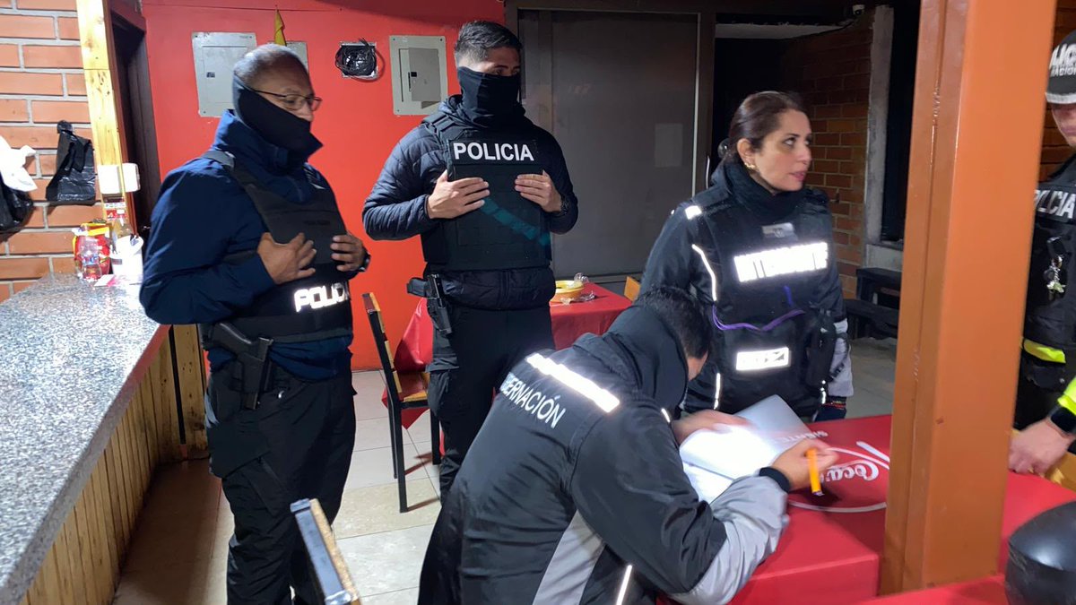 xbermudezlec's tweet photo. INFORMAMOS A LA CIUDADANÍA: 

Durante la noche y madrugada de este viernes y sábado se ejecutó un operativo #CAMEX antidelincuencial en distintos sectores de #Cuenca: Zona de Tolerancia, Calle Larga, Nueve de Octubre, Chola Cuencana, Barrial Blanco y Totoracocha.

Gracias al trabajo articulado entre la Intendencia General de Policía del Azuay, Comisaría de Cuenca, @policia, @FFAAECUADOR  y otras instituciones, se obtuvieron los siguientes resultados:

✅ Clausura de 2 locales por incumplimiento de PAF.
✅ Registro de personas.
✅ Intervenciones migratorias.
✅ Decomiso de sustancias sujetas a fiscalización.
✅ Verificación del estatus migratorio de ciudadanos extranjeros.
✅ Retiro de libadores.

Seguimos fortaleciendo las acciones interinstitucionales para garantizar la seguridad y el orden.