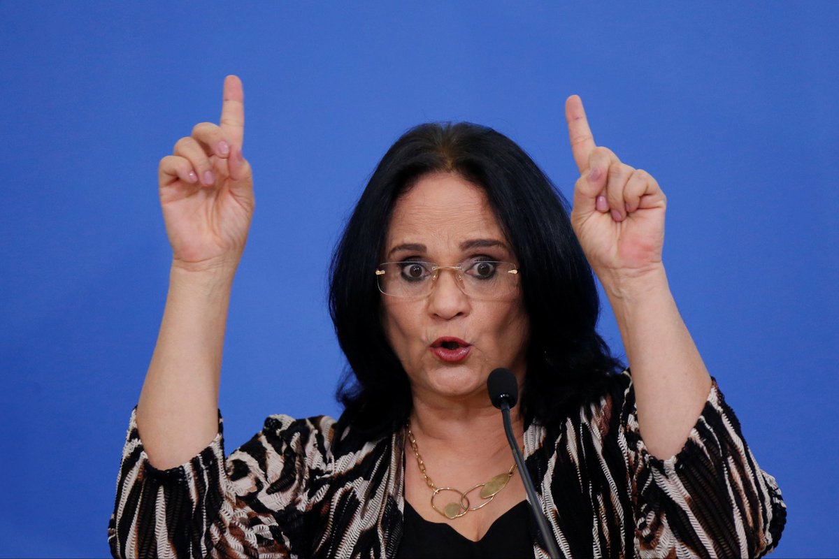 rickazzevedo's tweet photo. A senadora @DamaresAlves adora se colocar como a protetora da família, mas:

- Votou a favor de proposta que tira direitos de adolescentes vítimas de estupro

- Assinou PEC da escala 7x0 que vai precarizar ainda mais o trabalhador 

Que famílias ela defende? https://t.co/fSHaOfpmJI