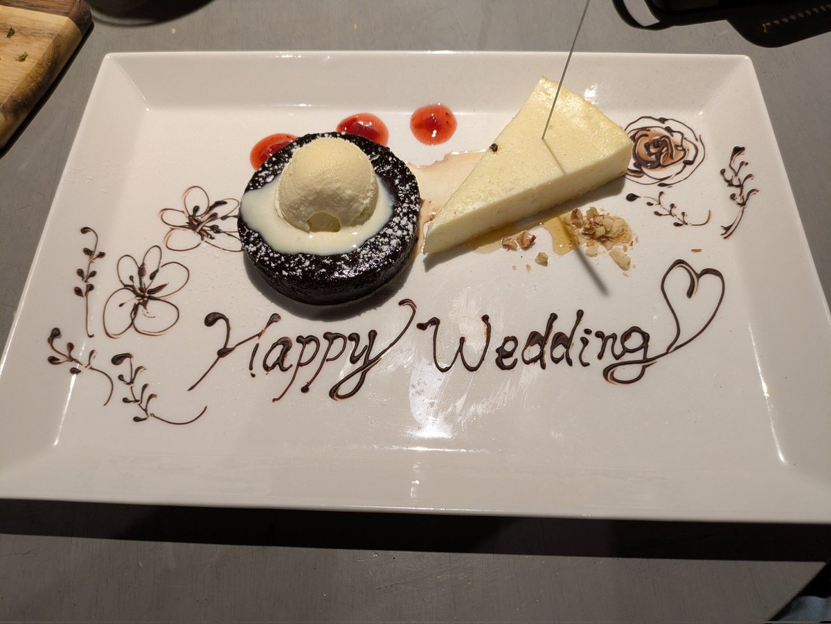 2koanoaran's tweet photo. 本当に本当にありがとうございました！！✨️✨️✨️
まさかこんな形で、大好きなお店から祝ってもらえるとは思ってなくて……
これからもたくさん楽しませてください！

父も最後のケーキで幸せを感じすぎて酔いが回った模様です…笑
（いつも誰かしら酔っ払ってごめんなさい…🙇‍♀️）
#ビゴリ
#BIGOLI https://t.co/SxTKKU9yZW