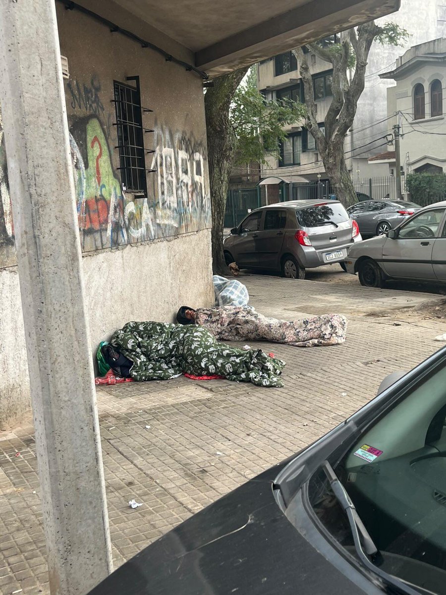 DaniMoraguesuy's tweet photo. Jaime zudañez frente al colegio, fuera del radar del Mides y de la vista de Blanquita. En #eluruguayposta https://t.co/kU2bbHnNLF