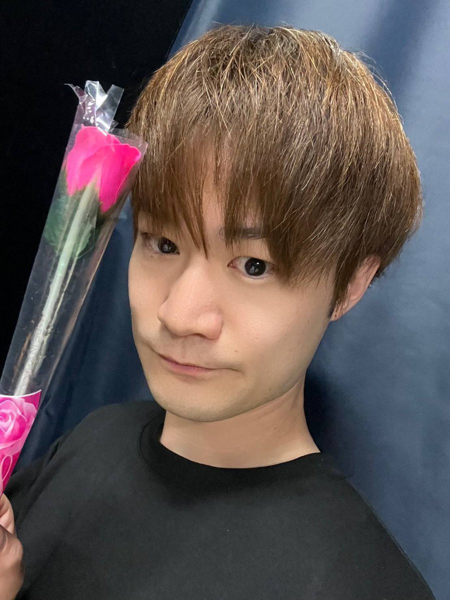 KURO_KAZU720's tweet photo. 三栄町LIVE×バブヴァーブプロデュース公演vol.7「同窓会。」
本日も無事に終演！
ご観劇誠にありがとうございました。

遂に明日は千秋楽。
13時～A班
17時～B班
少しでも多くの方へ何卒。

そしてお祝い花！
牧英憲さんいつもありがとうございます。
また楽しんで貰えるよう頑張ります！

#舞台同窓会 https://t.co/2ruhaQI98R