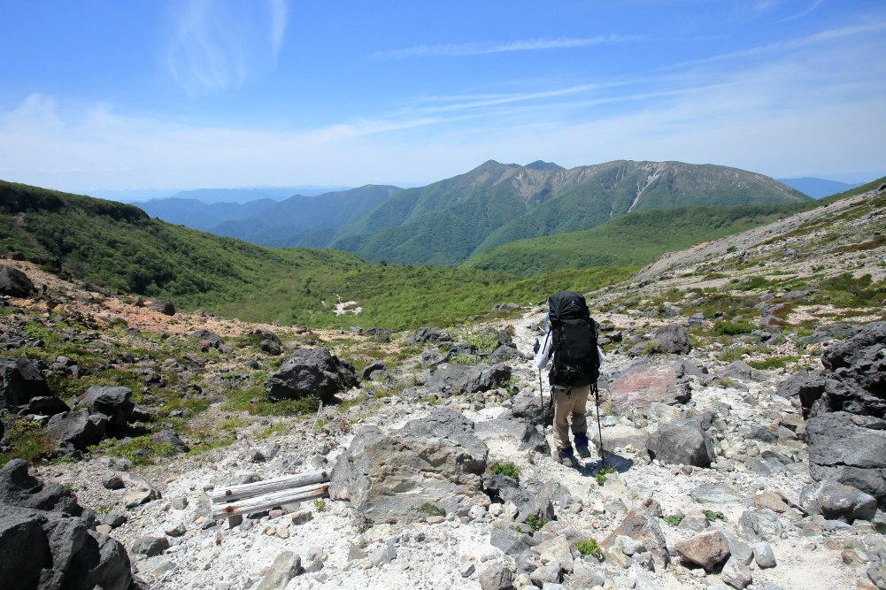 mt_qt's tweet photo. 6/1　那須岳縦走２日目　旅の終わり

遠回りだけど御鉢巡りを済ませ下山開始。巨大なロープウェイを見やりつつ茶臼岳を下り、牛ヶ首、姥ヶ平を経て沼ッ原を目指します。自分が最も好きな新緑に包まれる、ひょうたん池の瑞々しい光景は素晴らしい。
歩き応え満点！那須岳を大いに満喫した二日間でした！ https://t.co/ZPMToci4oK