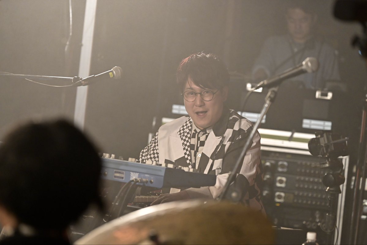 fjsnjp's tweet photo. FUJI & SUN ʼ26
𝗗𝗔𝗬𝟭 - 𝗦𝗨𝗡 𝗦𝗧𝗔𝗚𝗘🌞

JAZZ NOT ONLY JAZZ in FJSN
（石若駿 × 渡辺翔太 × マーティ・ホロベック）
feat. 大橋トリオ & 田島貴男
@jnoj_tokyo
@shunishiwaka
@shota_watanabe_
@martyhbass
@ohashiTrio
@tajima_takao
📸 Photo by Makoto Ebi

NEC presents FUJI & SUN ʼ26
6.6 SAT - 6.7 SUN
at 富士山こどもの国