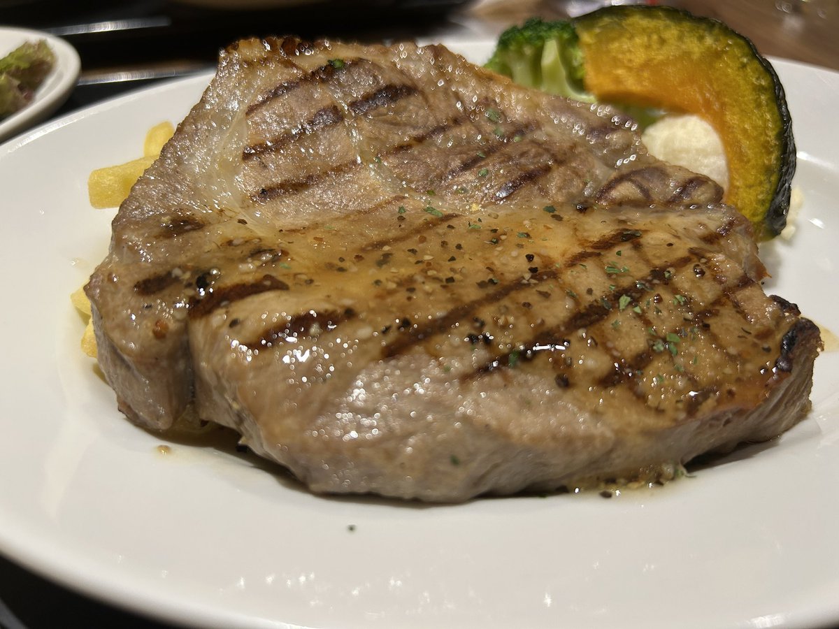 flightzuki's tweet photo. 伊丹空港のエアポートワイナリーのプライオリティパス利用メニューが満足度高すぎました！
分厚いステーキにワイン飲み放題60分間付き🍷 https://t.co/RkFbYBxr37