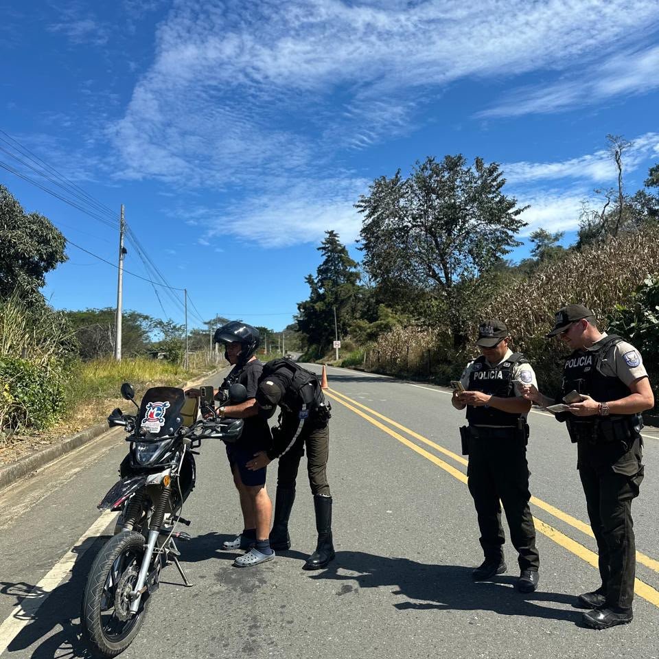 PoliciaEcZona7's tweet photo. 🚔 OPERATIVOS PREVENTIVOS Y DE CONTROL VIAL

Desarrollamos acciones permanentes de vigilancia y supervisión en distintos ejes viales de Sabanilla #Loja, mediante registros preventivos y presencia institucional en puntos estratégicos.

#EstrategiaOperacional3D https://t.co/9qwfJ7DiVf
