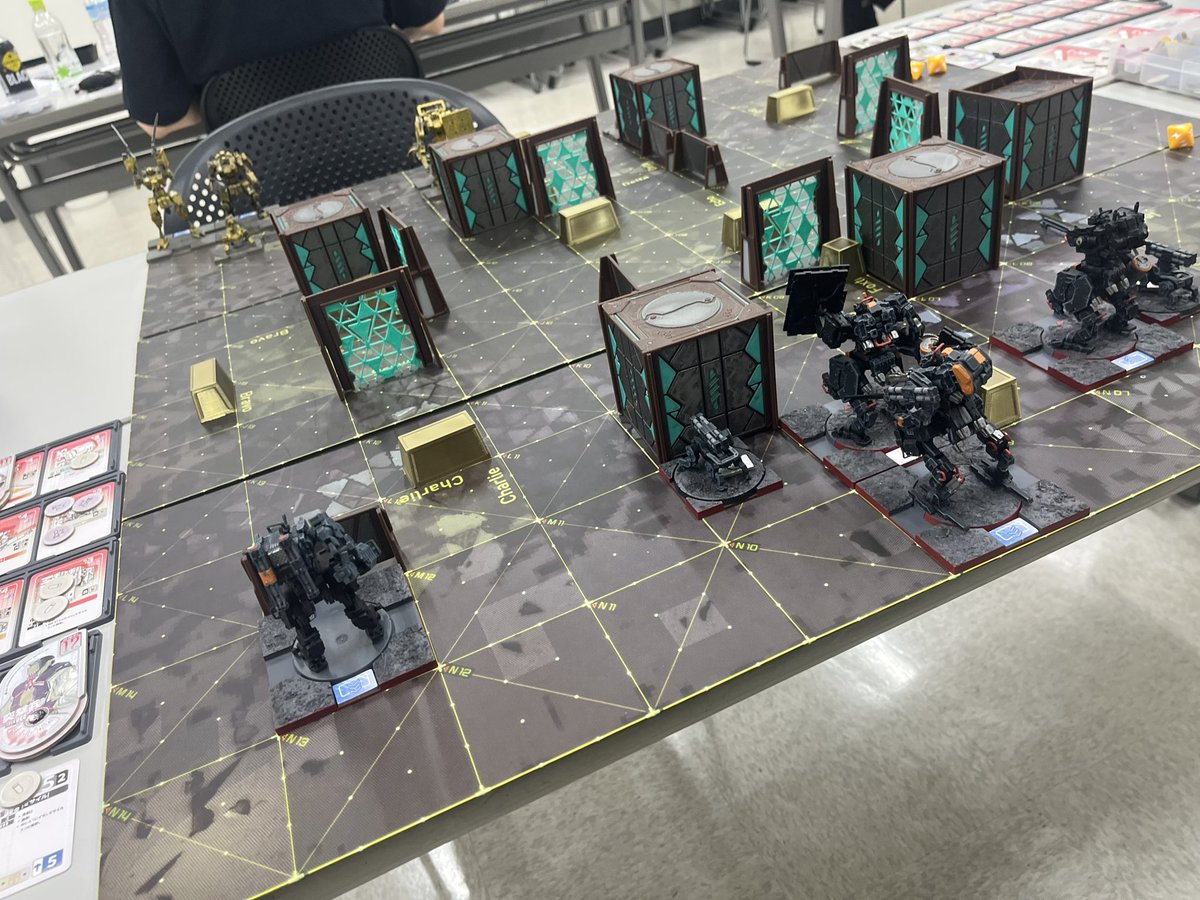 Sykyu's tweet photo. MAD杯3戦目、ガセRDL。
ブラックボックス。
唯一の完全機だった、ラヴァでミスティ機を仕留めきれず。
相手の主要目標を妨害しつつ、副次目標で得た勝利点を守る戦いをしなければならなかった。
もっとドローンをラヴァの支援に割り当てるべきだったか？
#ObsidianProtocol #オブシディアンプロトコル https://t.co/D9PrsSs4aP