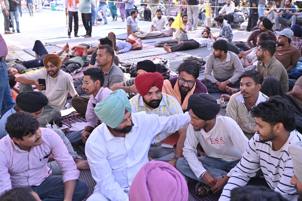 gurinipspb's tweet photo. Met the young protestors at Rajindra Hospital, Patiala, who were injured in an unwarranted use of brutal force by the Patiala Police.I strongly condemn it. So Sad.Went to the Protest site to extend my support.Punjab Govt.must immediately accept their demands as these are genuine. https://t.co/a7nXOSbYzh