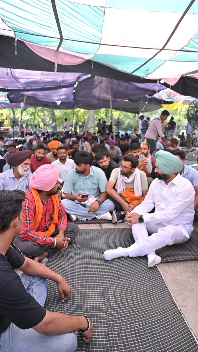 gurinipspb's tweet photo. Met the young protestors at Rajindra Hospital, Patiala, who were injured in an unwarranted use of brutal force by the Patiala Police.I strongly condemn it. So Sad.Went to the Protest site to extend my support.Punjab Govt.must immediately accept their demands as these are genuine. https://t.co/a7nXOSbYzh