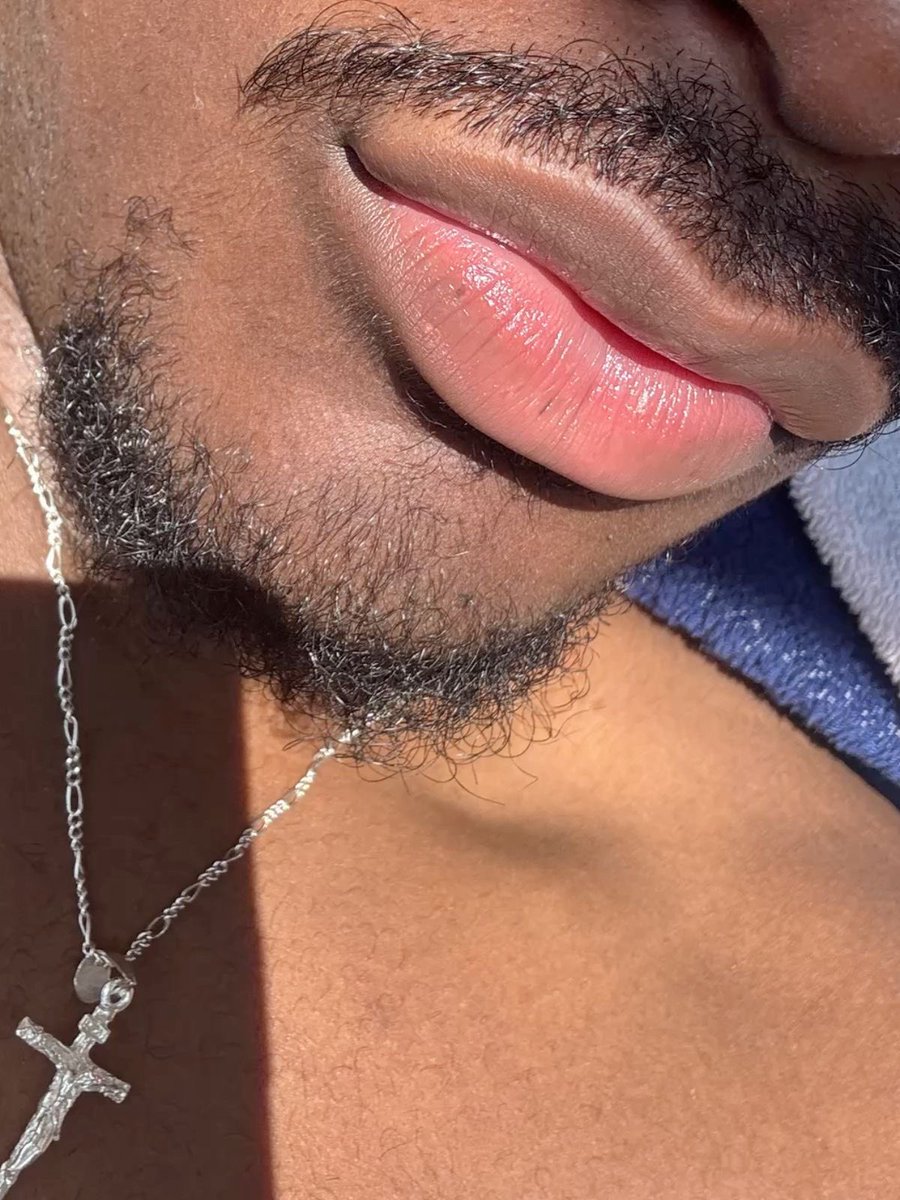 na_praise's tweet photo. No Nigerian lady can resist a kiss from this lips!!!! https://t.co/4LMMRgp833