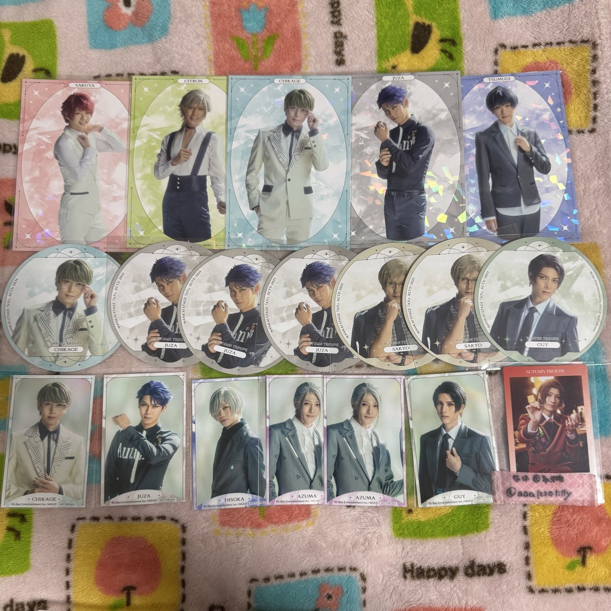 aaa1220lilly's tweet photo. 【交換】エーステ アニカフェ ポートレート 特典

【譲】
ポ：咲也 シトロン ⭐︎千景 十座 紬
ｺｰｽﾀｰ：⭐︎千景 十座3 左京2 ガイ
特典：⭐︎千景 十座 密 東2 ガイ

【求】
莇 万里 至　or 定価
ｺｰｽﾀｰ 300円/枚
特典：500円/枚

⭐︎はまとめての譲渡のみ
6/13池袋 都内手渡し 郵送 https://t.co/qX2Txkm7Ji