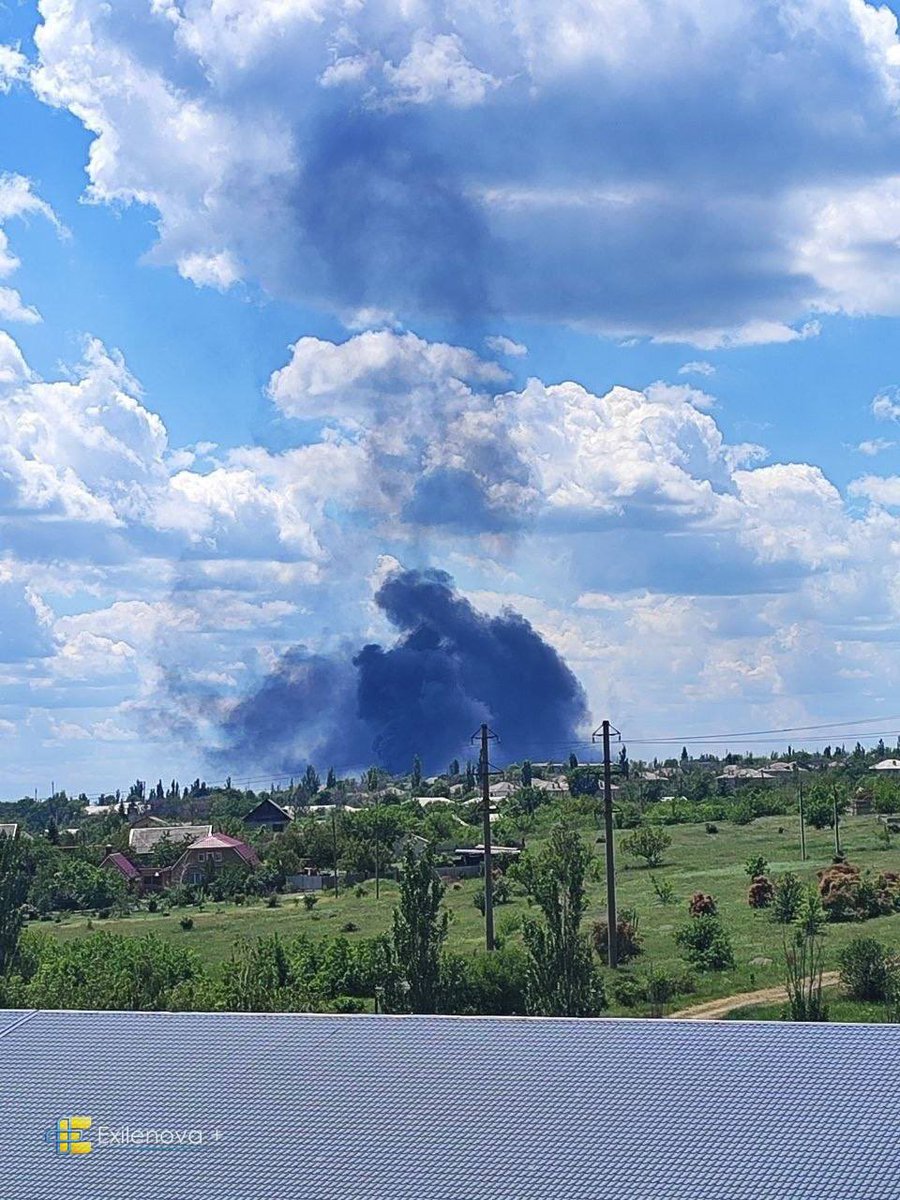 Exilenova_plus's tweet photo. Occupied Khrestivka, Donetsk region. After a drone crashed into a substation, a fire broke out with a faint hint of Tuapse in the air. https://t.co/yveIEFFcGS