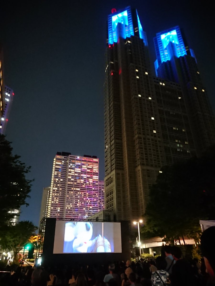 chabinosuke_'s tweet photo. 新宿中央公園で屋外上映していた映画『SING／シング』を観てきました🌃
外で映画観ると、なぜか家で観るより面白く感じるなあ🎥✨ https://t.co/Fu4QwTEWgd