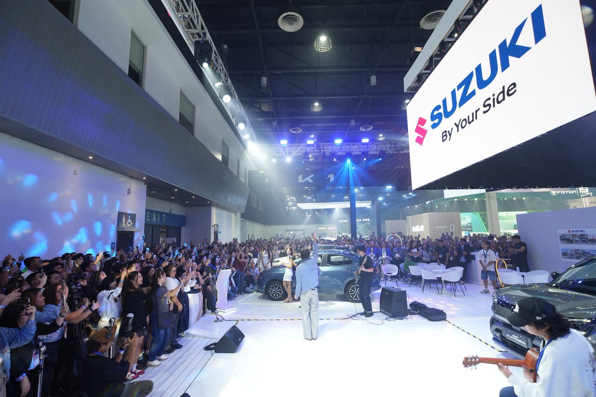 themacopa's tweet photo. For 15 minutes, James got the attention of the auto show goers. 

Ladies and gents are excited to see him and stopped what they’re doing to enjoy a few minutes of entertainment.

Pwedeng magpalakad lakad sa gilid lang, but no people stopped on their tracks, with phones up. https://t.co/AY6aYbsuiT