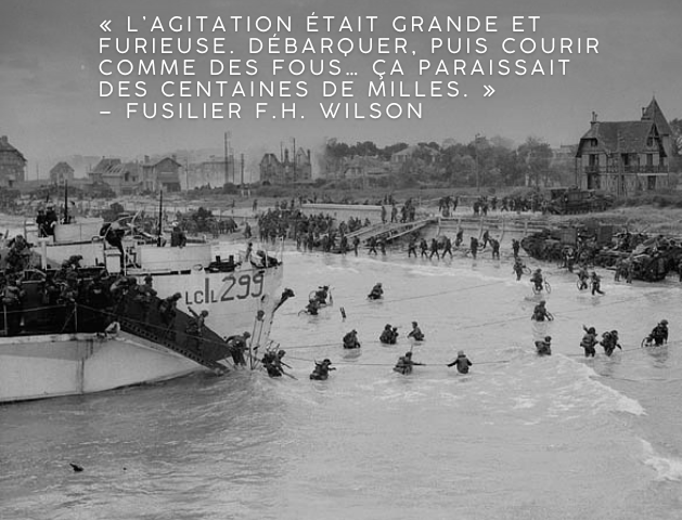 Photo en noir et blanc de soldats enfoncés dans l’eau jusqu’à la taille, se rapprochant du rivage en s’agrippant à des câbles rattachés à l’embarcation de débarquement. D’autres soldats attendent sur le pont pour débarquer. Texte sur l’image : « L’agitation était grande et furieuse. Débarquer, puis courir comme des fous… ça paraissait des centaines de milles. » – Fusilier F.H. Wilson