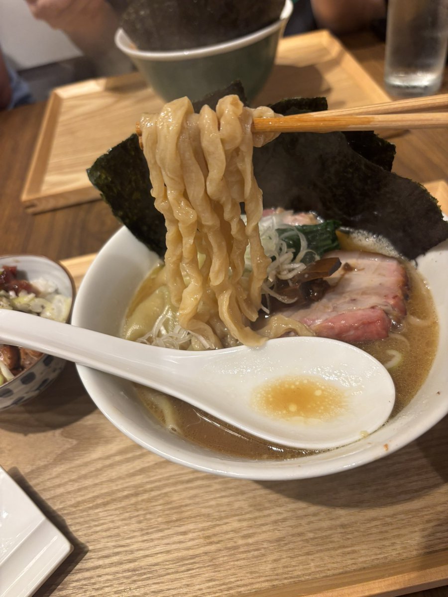 yasu3_2's tweet photo. 友達を連れて #翠空 へ
ほんとは先週来て坦々まぜそば食べる予定だったのが、家庭のトラブルで来れず、今日リベンジ🔥
極太麺で食べるラーメンも激ウマね😍✨
そろそろ🧅トッピング解禁で🤭♡笑
すーさん、ゆーとくん、ご馳走様😋🙏 https://t.co/IpAmHkmkXh
