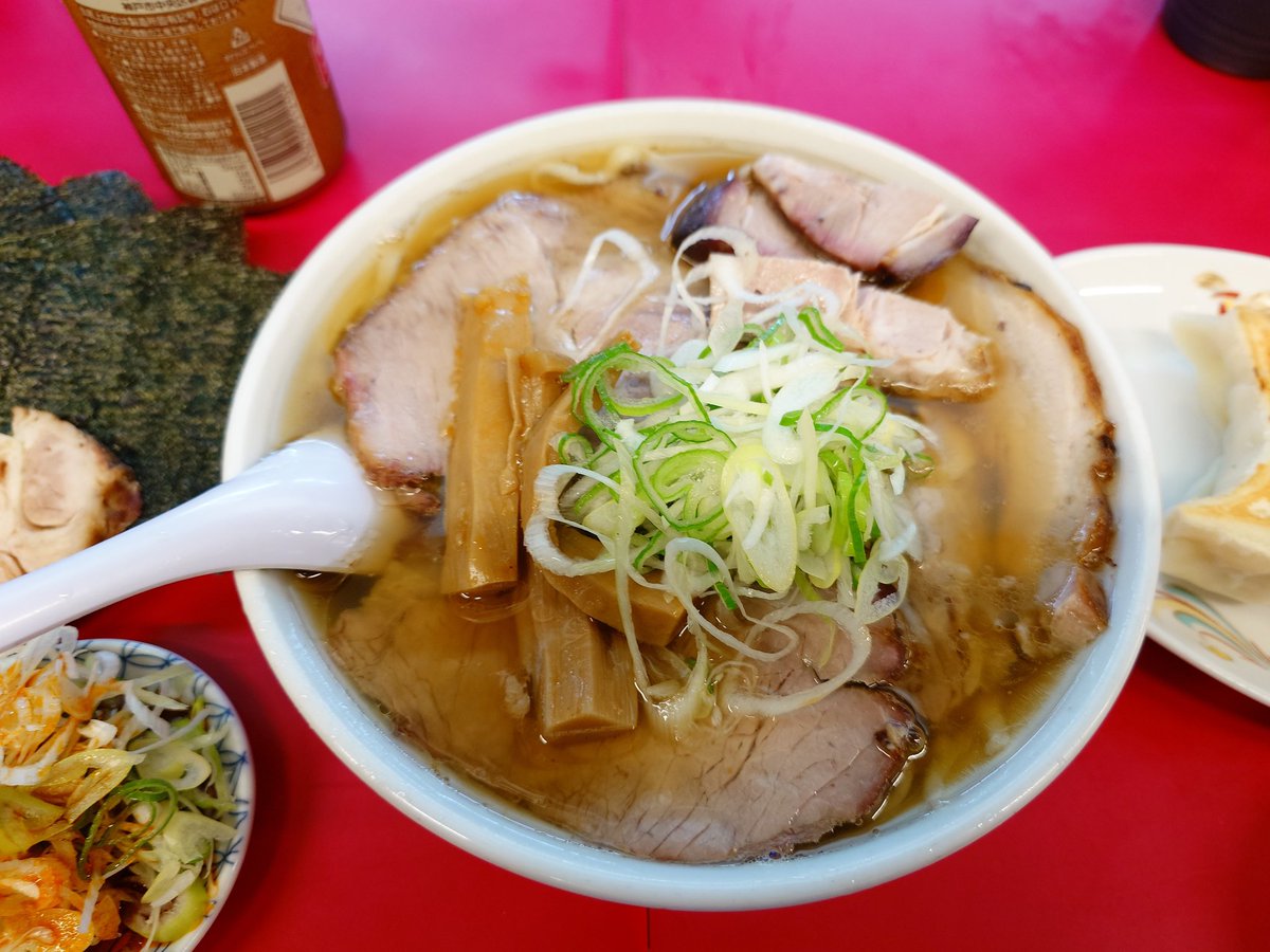 amespisaboten's tweet photo. 今週の仕事終了
週に一度のルーティン、今週は土曜夜にいつものお店へ

昨日は色々あって間に合わなかったので

チャーシューメンは普通盛り😋オマケ感謝です🙇
ネギ増しは安定の二つ
海苔増しも忘れずに
餃子は最高のお供😋

ご馳走様でした
小山市一品香小山
#ほんじつのこなもん https://t.co/zgqLDkPsda