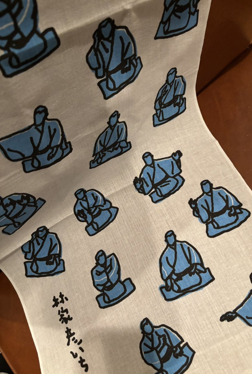 hikoichikumite's tweet photo. 今席用に制作した浅妻健司さんイラスト「どうみても彦いち手拭い」をロビーで販売していたのです。
上席と謝楽祭でと思っていたのですが。。なんと中日で完売しちゃいまして慣れぬ嬉しい悲鳴を上げております。きゃぁ。本当にありがとうございます。
次回制作の時にもよろしくお願いいたします。 https://t.co/ZKns4uHYhT