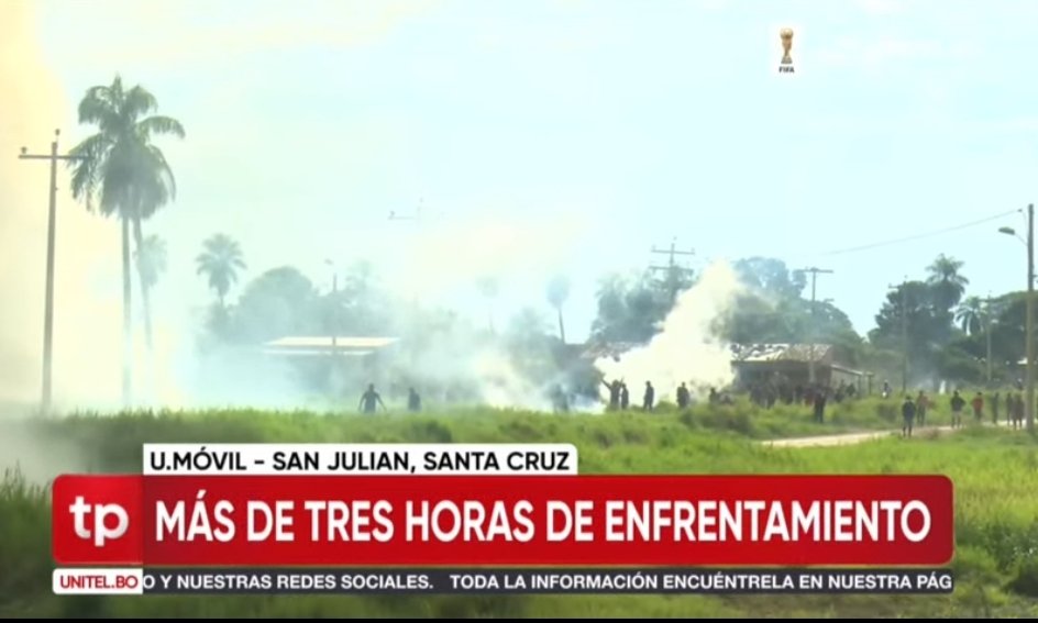ClauSorucopress's tweet photo. ALERTA ALERTA MUNDO  #Bolivia
En un intento de desbloquear en la zona de San Julián (Santa Cruz), policías y periodistas denuncian el uso de armas de fuego de grupos movilizados. Reportan un policía herido. Van tres horas de enfrentamiento. https://t.co/XvjYZ25T5v