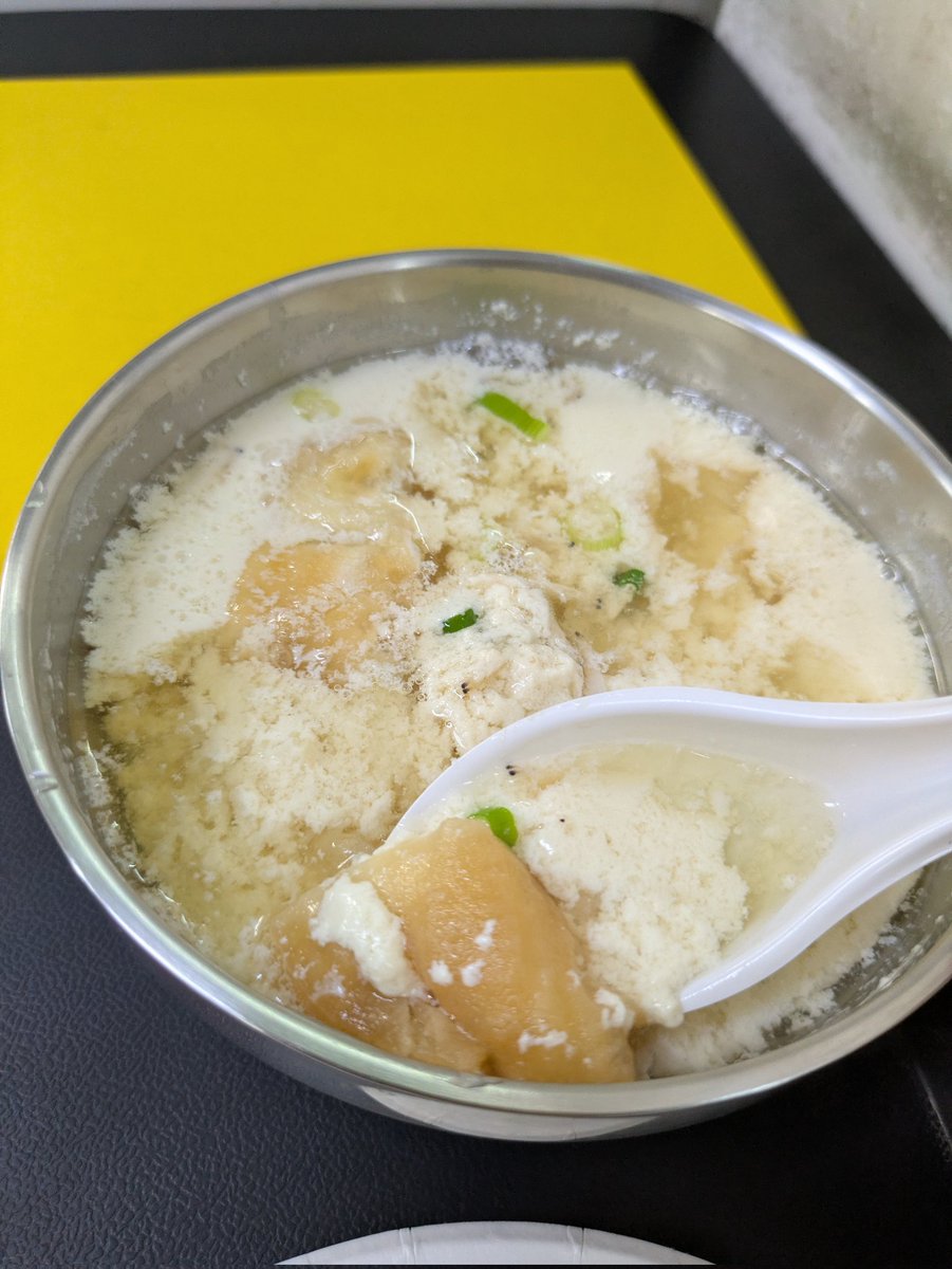 Xeift1's tweet photo. 台北信義區鹹豆漿 1U
有蔥花、榨菜、蝦米、油條、豆花（或者說是塊狀豆漿）
吃起來有點像豆花口味的茶碗蒸

反正沒人看貼文，我決定把 X 當成日記用了 https://t.co/Ia5ksORmPD