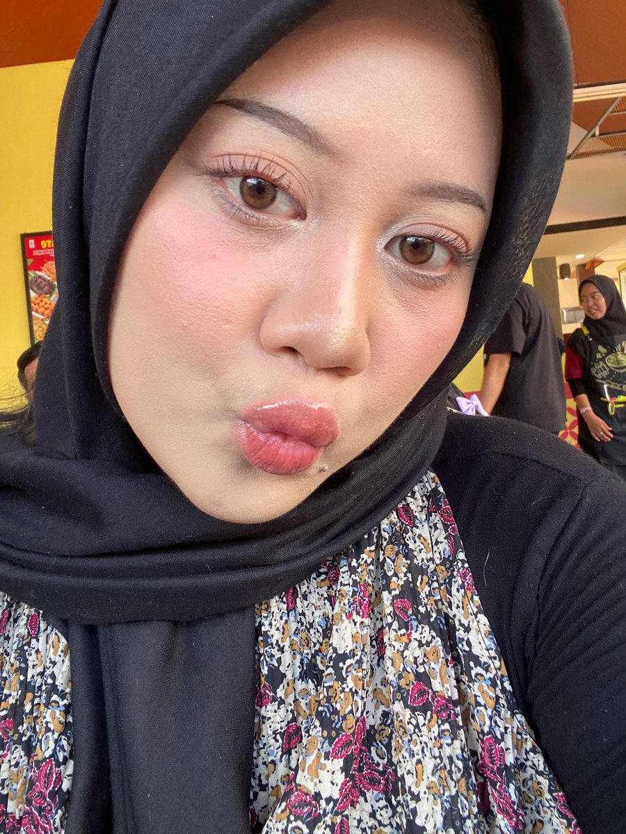 reviewbylia's tweet photo. Btw suka bgt sama makeup aku hari ini, complexionnya pake dari brand lokal ajahh cushion wardah colorfit + compact powder makeover 🤩

Nanti aku fotoin produk + shadenya pas sampe rumah yaaw~ https://t.co/NlSLAAwyGR