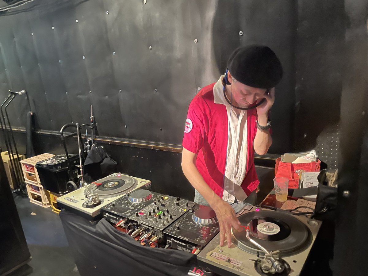 pako515's tweet photo. DJさんみんなアナログでさいこうだった！
HUBも金襴緞スもさいこう！
あしたもがんばろ👊 https://t.co/7vQppnKMBD