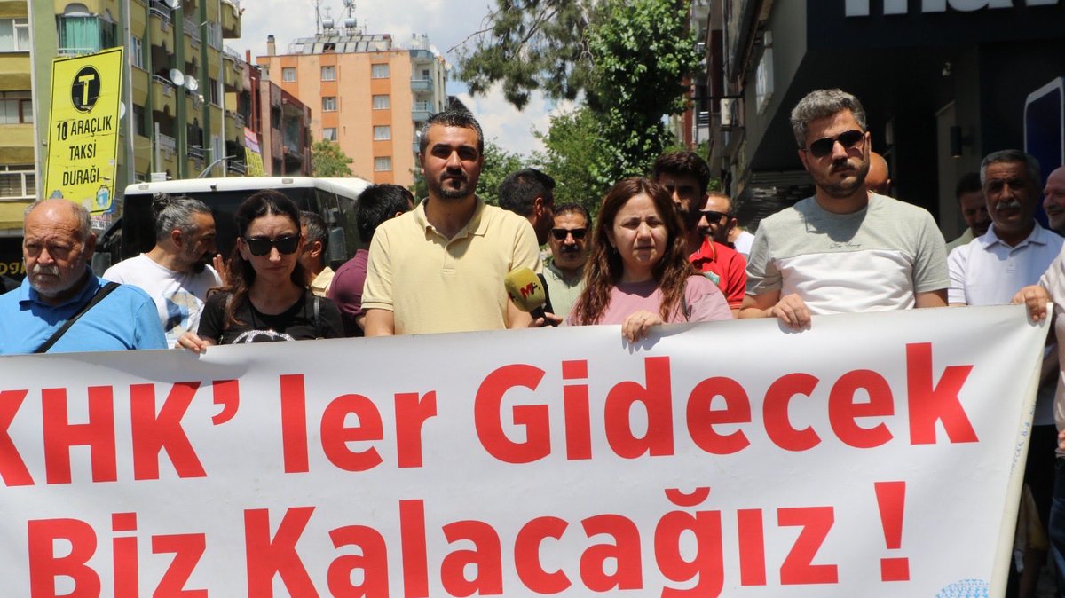 amed_esm's tweet photo. “KHK’ler gidecek biz Kalacağız” eylemimizin 167. Buluşmasında bir araya geldik. 

Haksız ve hukuksuz bir şekilde işleri elinden alınan arkadaşlarımız işlerine dönene kadar mücadeleye devam edeceğiz. 

KESK’li ihraçlar onurumuzdur, KHK'ler gidecek biz kalacağız! https://t.co/lM1cG5AvwC