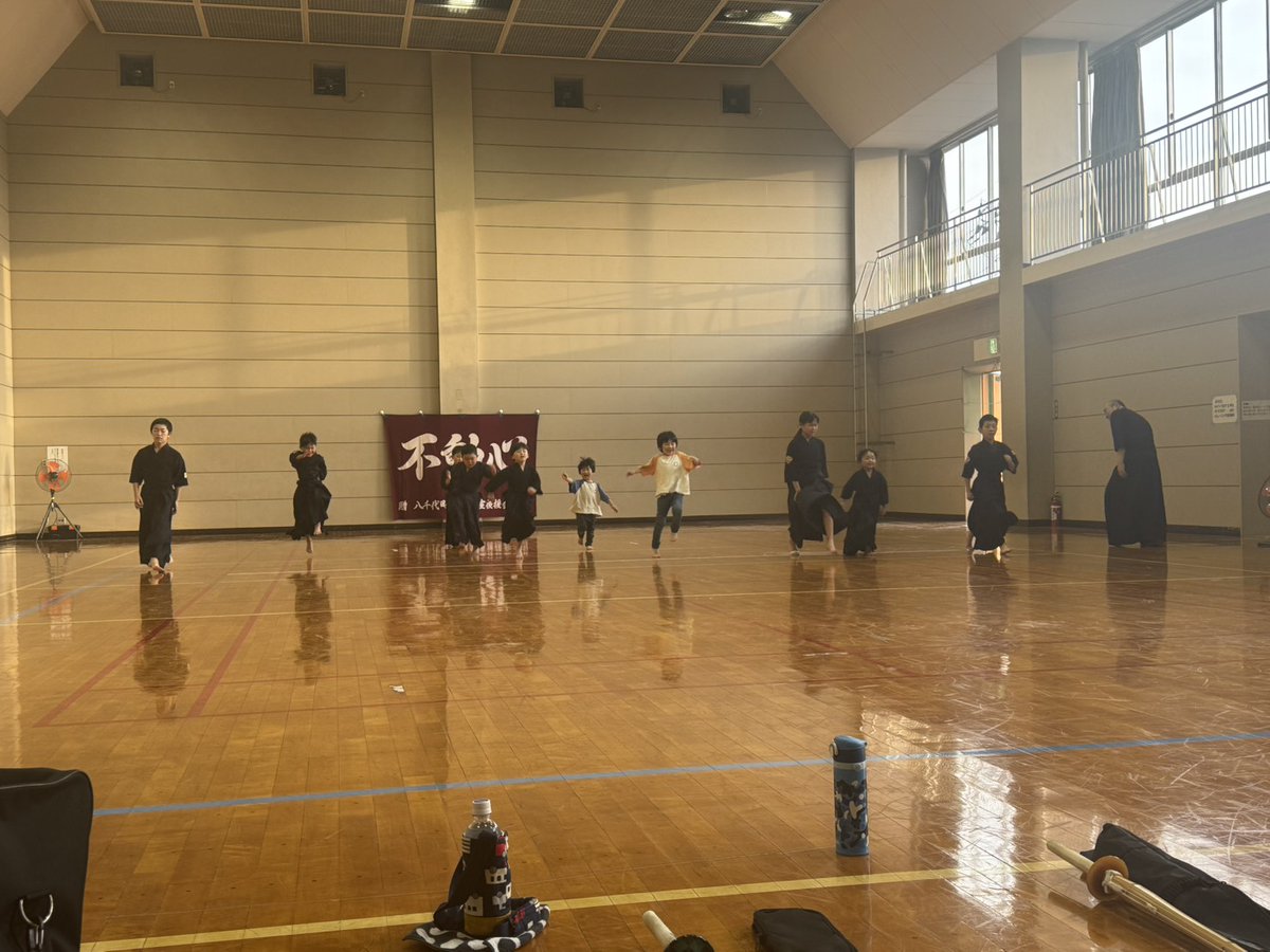 YachiyoKendo's tweet photo. #八千代剣道教室 大会参加後も通常に稽古♪

R8年度稽古記録【36】
22℃、61％、基本⇒実技⇒自由。

《参加者》20名
未就学：Hi
小学生：AR、SE、YT、MH、RK、RN、RHN
中学生：KM、YN、No、YK
高校生：ER、DK、MI
一般：HK、KR、Ta、TY

#三和剣友会 TY君、出稽古来訪♪
剣道体験に２名参加♪ https://t.co/k6GqczJasm