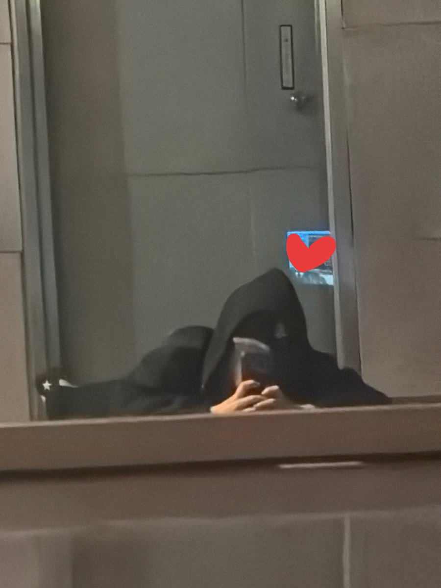 fromjuwon's tweet photo. 260606 🐯💭 [11:10PM]

- I'm in a practice room right now-!
- my throat hurts from rapping
- I practiced dancing~
- [🎁: *pic*]
- tadaa
- wait I'll post a video on wv.. but it's really short https://t.co/KuZG0BGiAX