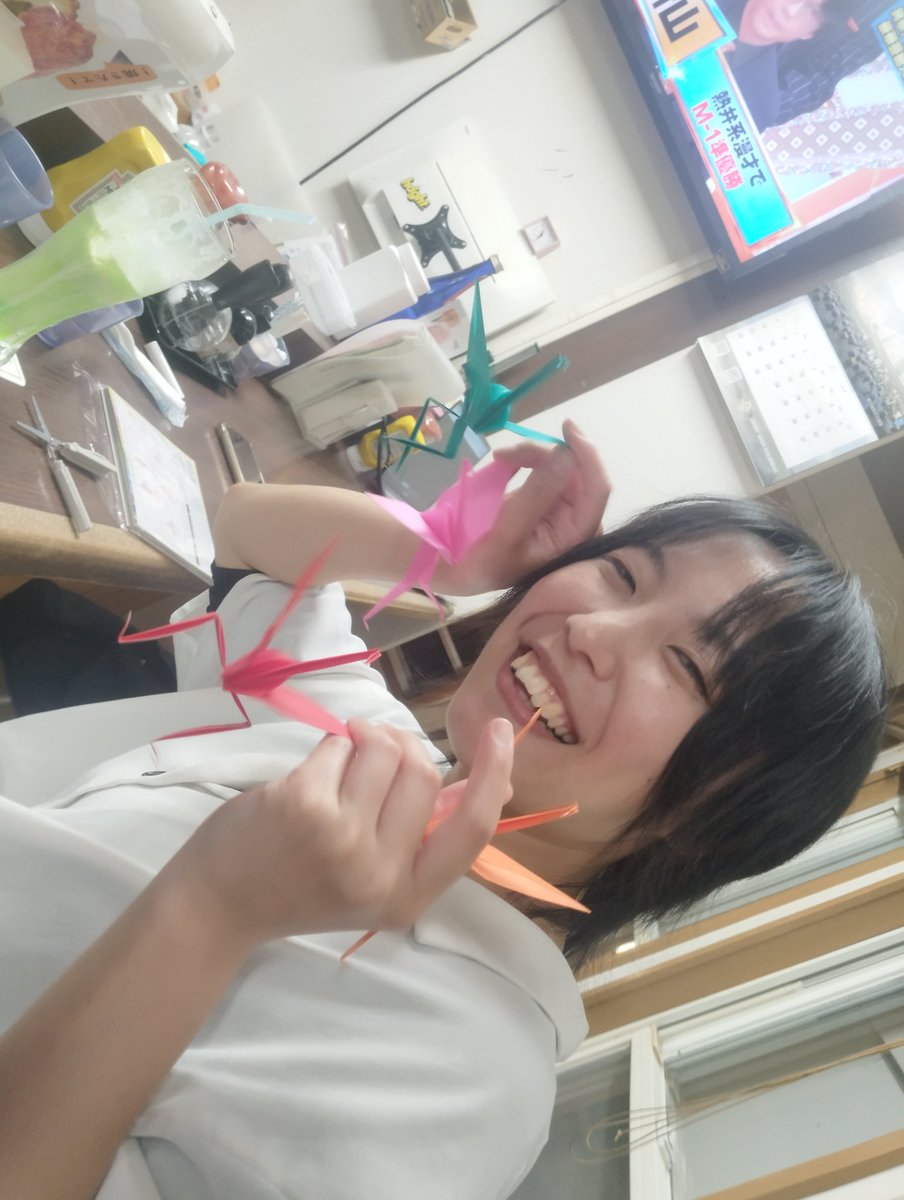 adiner2012's tweet photo. みだちゃんと折り紙中！！

#レディバ　#泉田風香 https://t.co/tC6odYF2nn