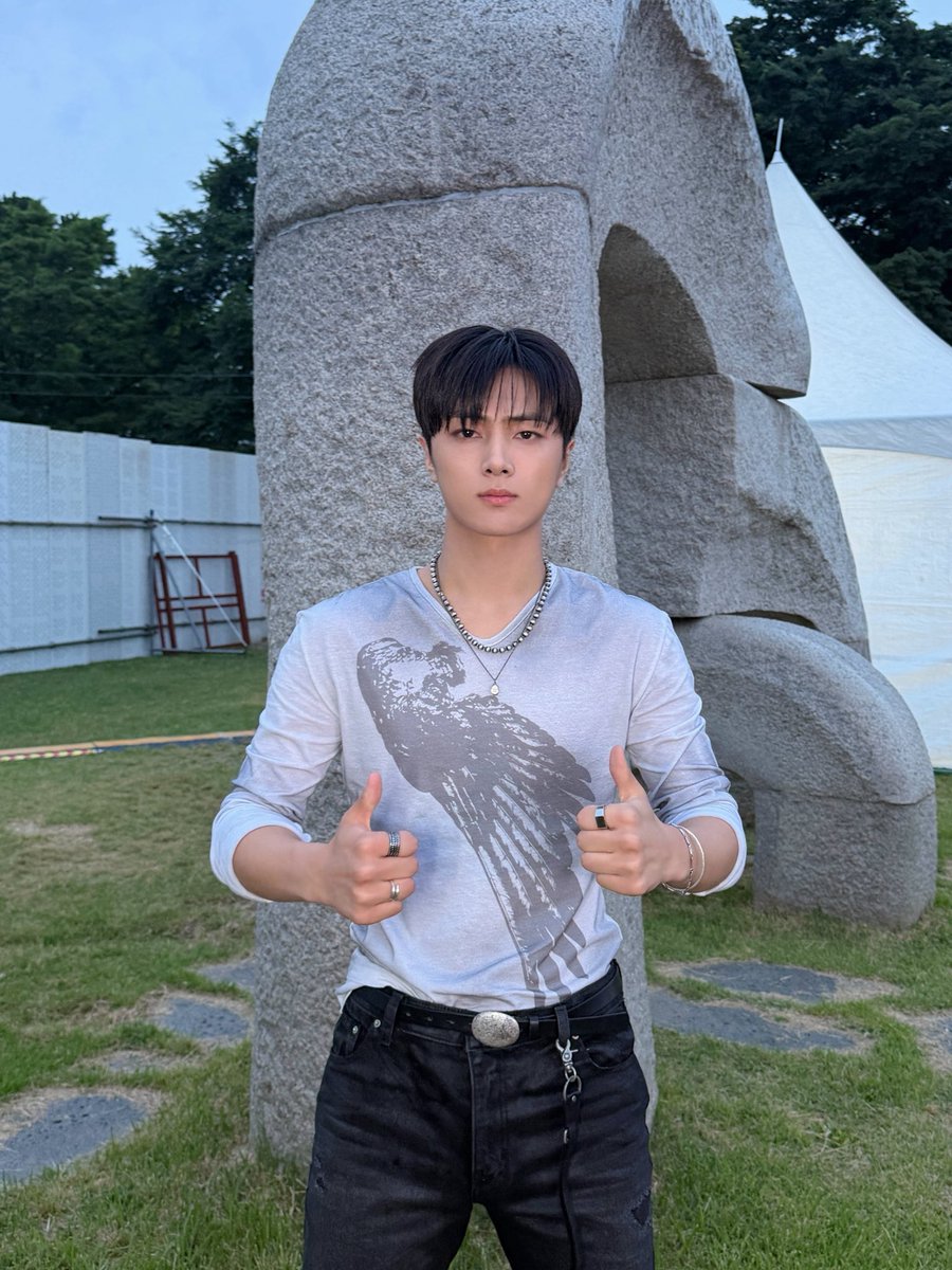 1130day's tweet photo. 이사람엄청잘생걋고 몸매쩔고 무대매너대박임……….. 에프원재밋게봐💗 https://t.co/RUttmmtsdt