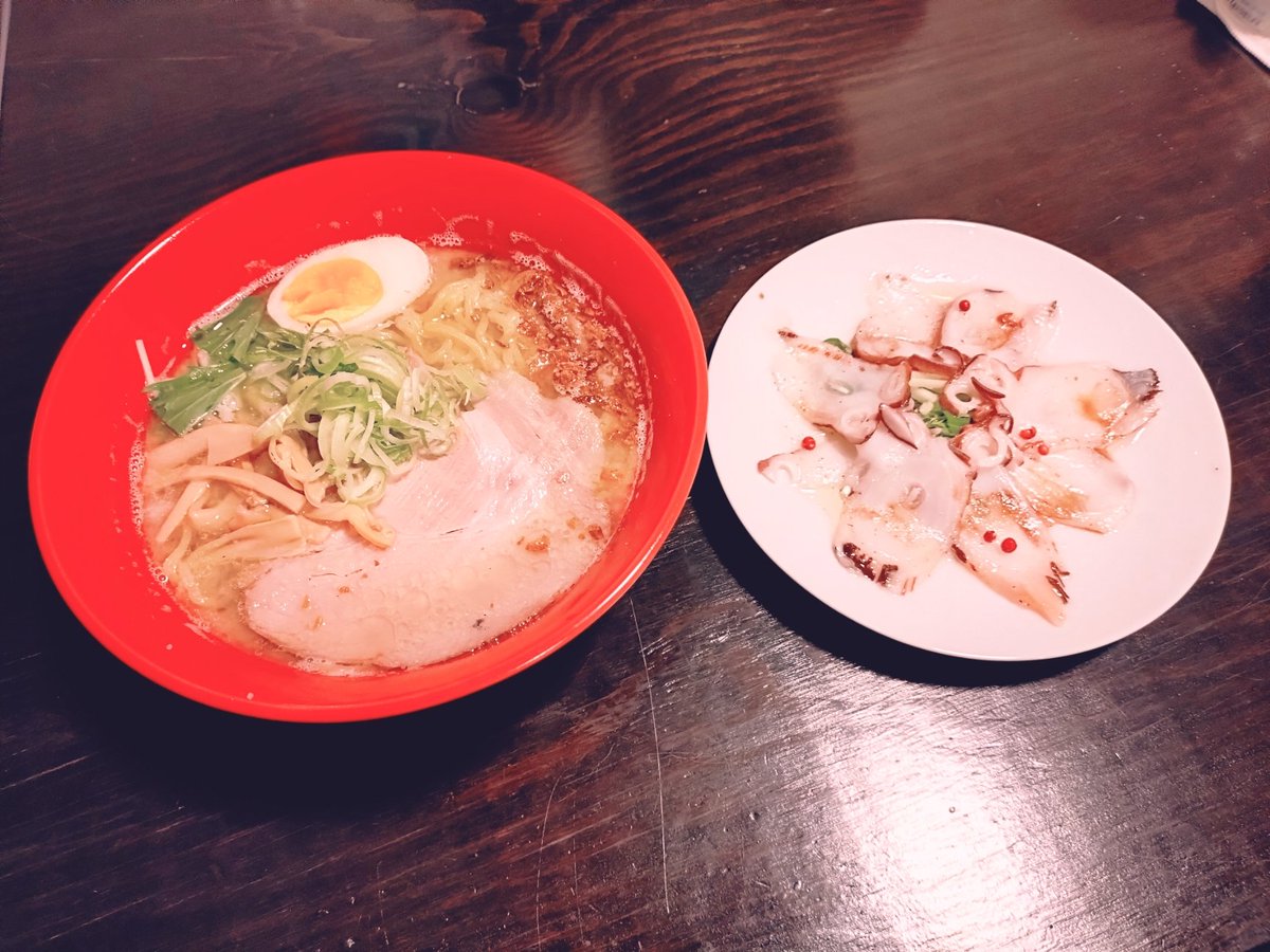 drumsko_obi's tweet photo. 今週末もうるふさんで
ラーメンと
タコのカルパッチョ
頂きました

ガキんちょ曰く
今まで何種類か食べた
居酒屋メニューは
全部美味しいくて
お気に入りみたい

#麺好きうるふ https://t.co/E5hijW0su1